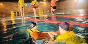 Descubre por qué el tubo y la lata de rescate no son simples flotadores, y cómo se usan realmente en la formación de socorrismo acuático