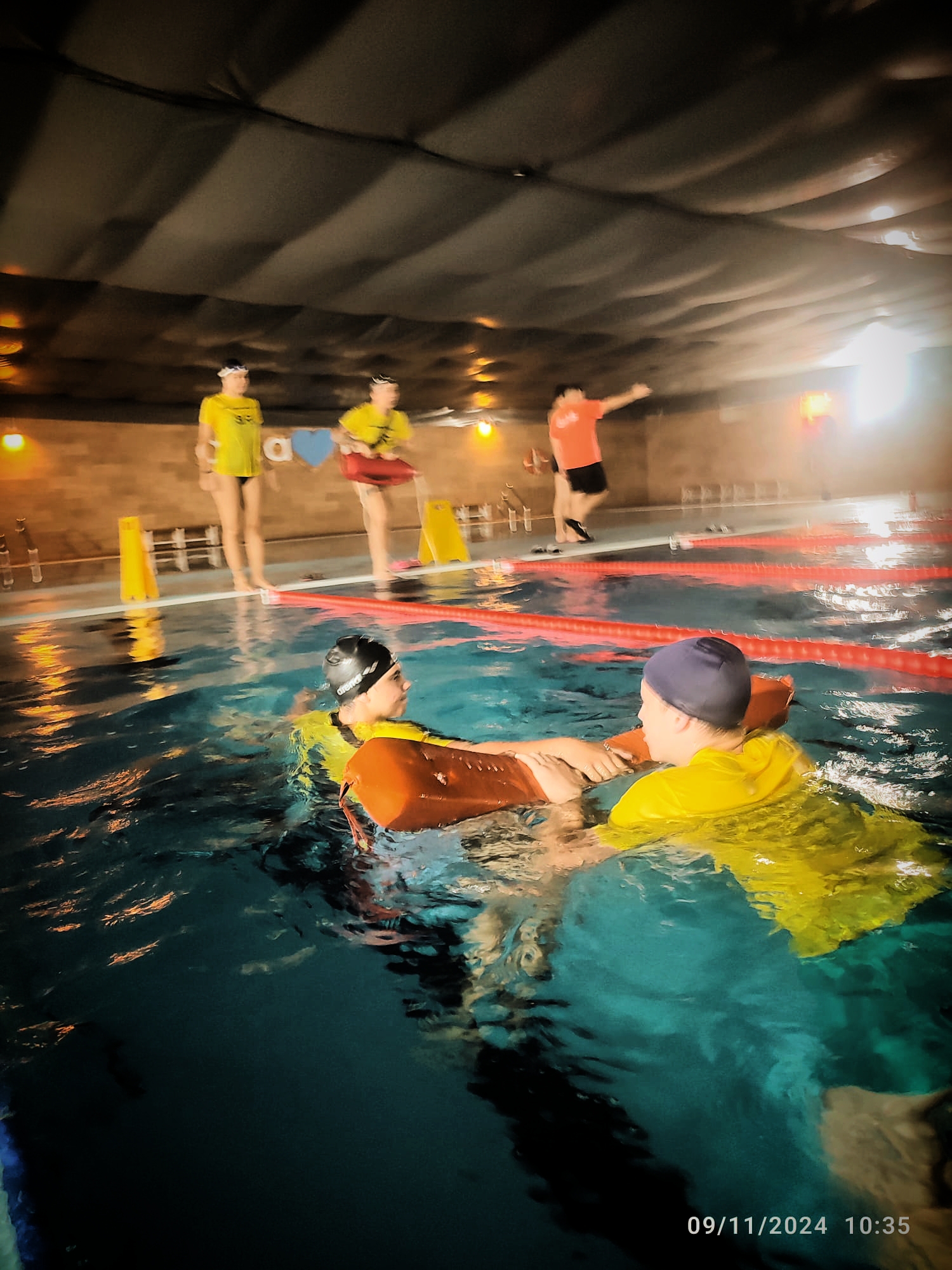 Descubre por qué el tubo y la lata de rescate no son simples flotadores, y cómo se usan realmente en la formación de socorrismo acuático