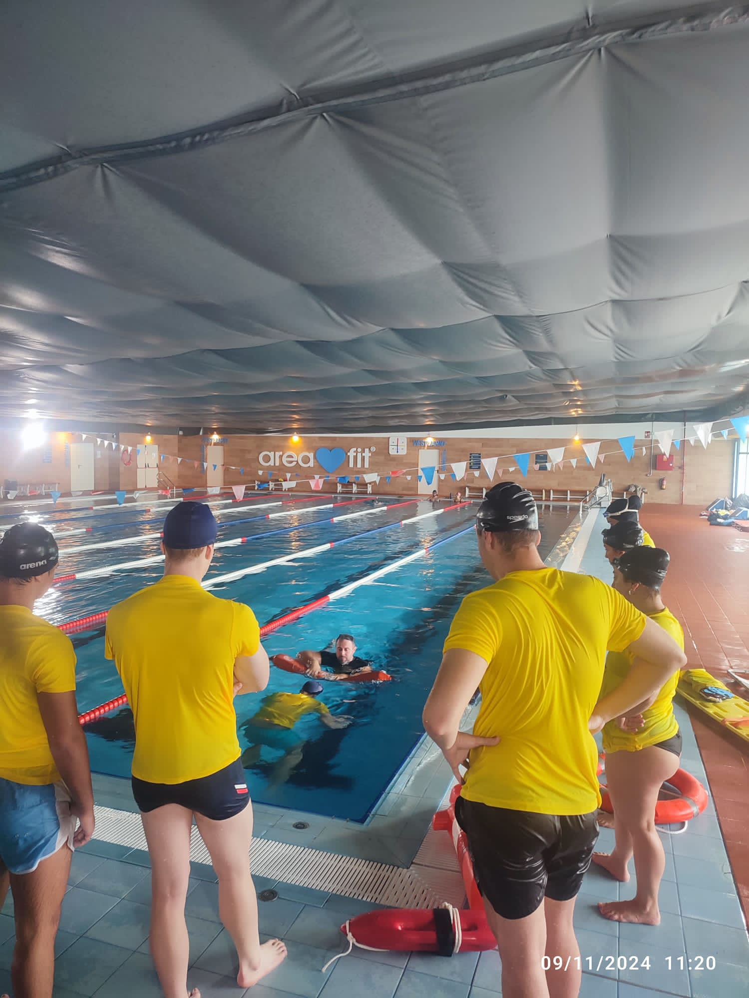 Descubre los 5 errores más peligrosos que se cometen en piscinas vigiladas y por qué el socorrista no puede evitar todos.