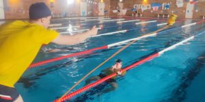 Descubre el error más común en primeros auxilios acuáticos y cómo evitarlo.