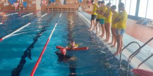 Descubre los 5 errores más peligrosos que se cometen en piscinas vigiladas y por qué el socorrista no puede evitar todos.