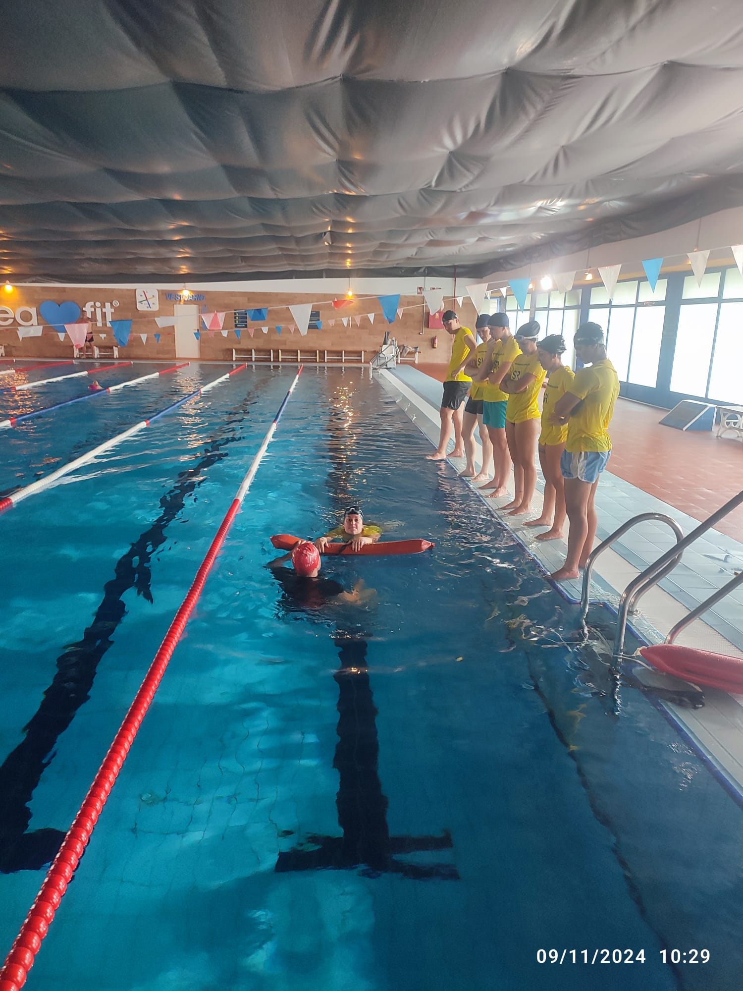 Descubre los 5 errores más peligrosos que se cometen en piscinas vigiladas y por qué el socorrista no puede evitar todos.