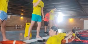 👀 Antes de tocar a la víctima hay que observar. Según nuestros monitores, evaluar la escena evita accidentes secundarios. ⚠️ Riesgos eléctricos, superficies resbaladizas o material mal colocado pueden poner en peligro al socorrista. 💡 Curiosidad: un socorrista lesionado se convierte en una víctima más. ✅ CTA final: Aprende a protegerte mientras ayudas en nuestros cursos en Linares, Montoro, Écija y Torremolinos.