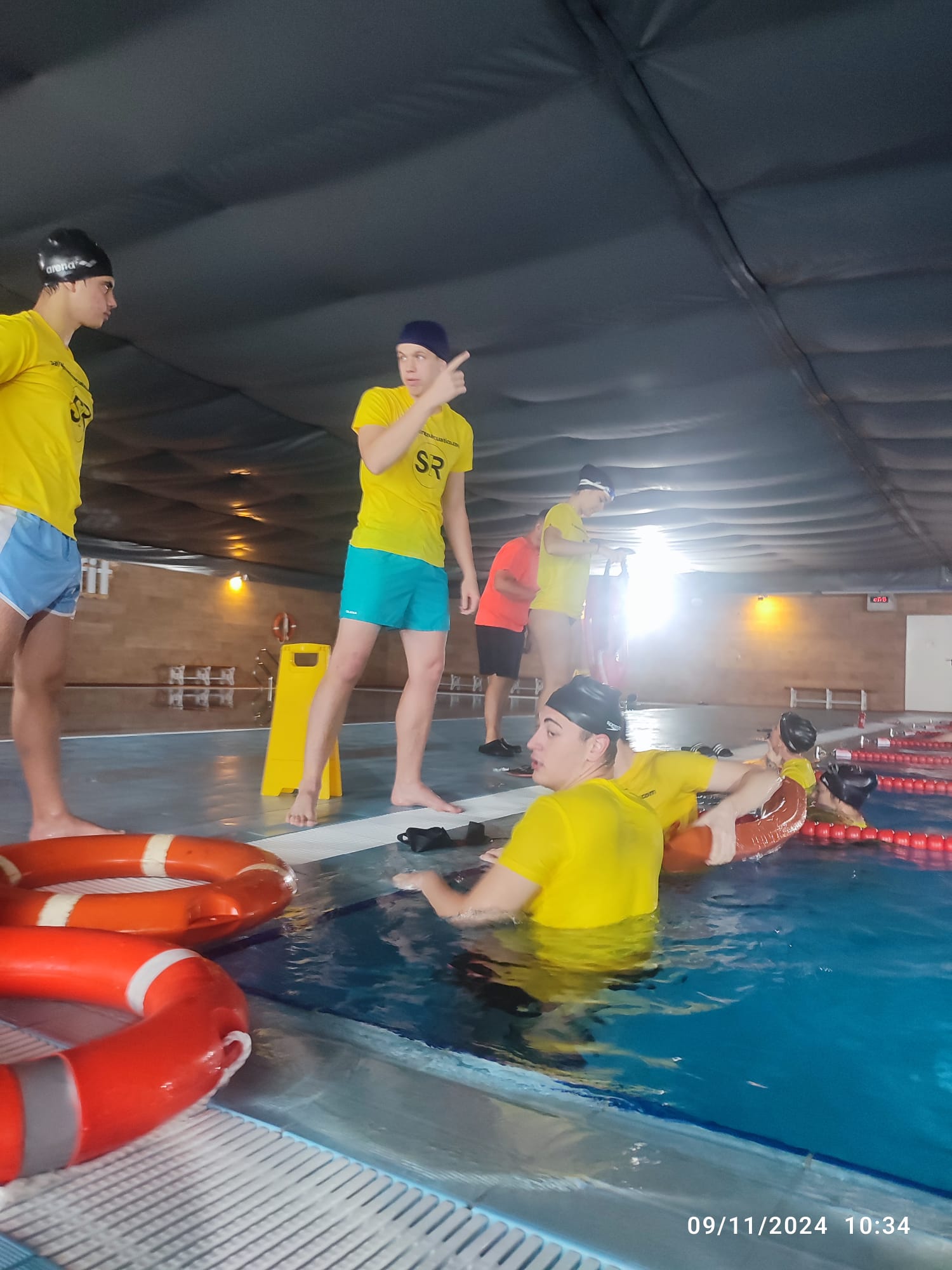 👀 Antes de tocar a la víctima hay que observar. Según nuestros monitores, evaluar la escena evita accidentes secundarios. ⚠️ Riesgos eléctricos, superficies resbaladizas o material mal colocado pueden poner en peligro al socorrista. 💡 Curiosidad: un socorrista lesionado se convierte en una víctima más. ✅ CTA final: Aprende a protegerte mientras ayudas en nuestros cursos en Linares, Montoro, Écija y Torremolinos.