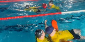 Descubre qué debe hacer un socorrista justo después de sacar a una víctima del agua.