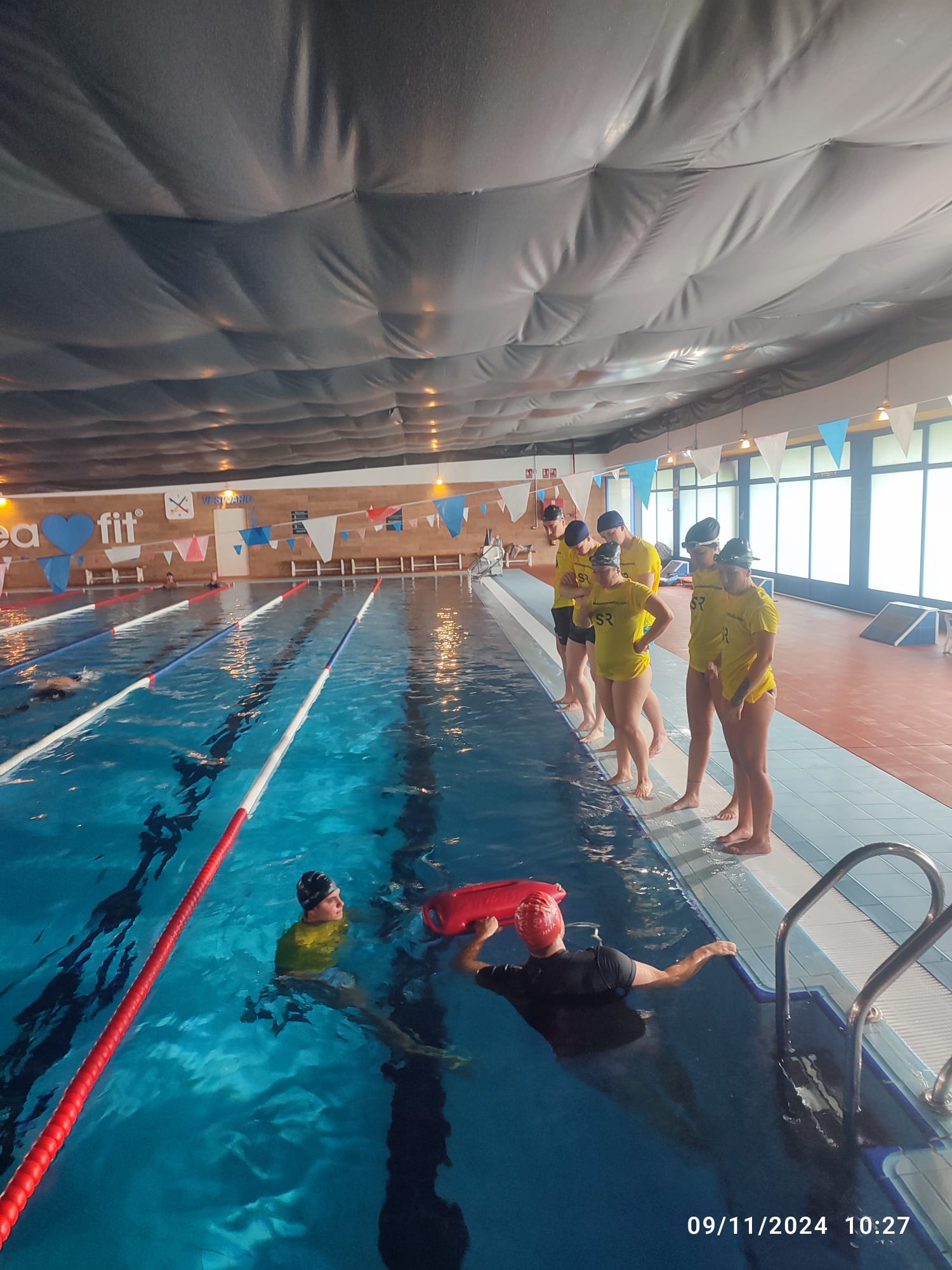 Conoce el material de rescate que debe haber en una piscina y por qué no está ahí por casualidad.