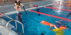 Descubre el error más común de los usuarios en piscinas con socorrista y por qué es tan peligroso.