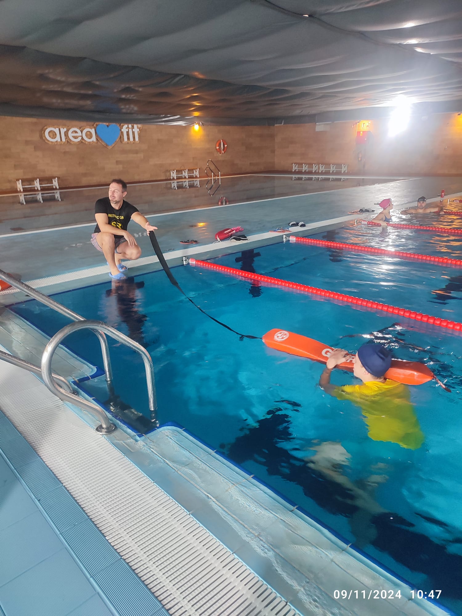 Descubre el error más común de los usuarios en piscinas con socorrista y por qué es tan peligroso.