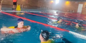 Descubre por qué el trabajo en equipo es clave en la seguridad acuática profesional.