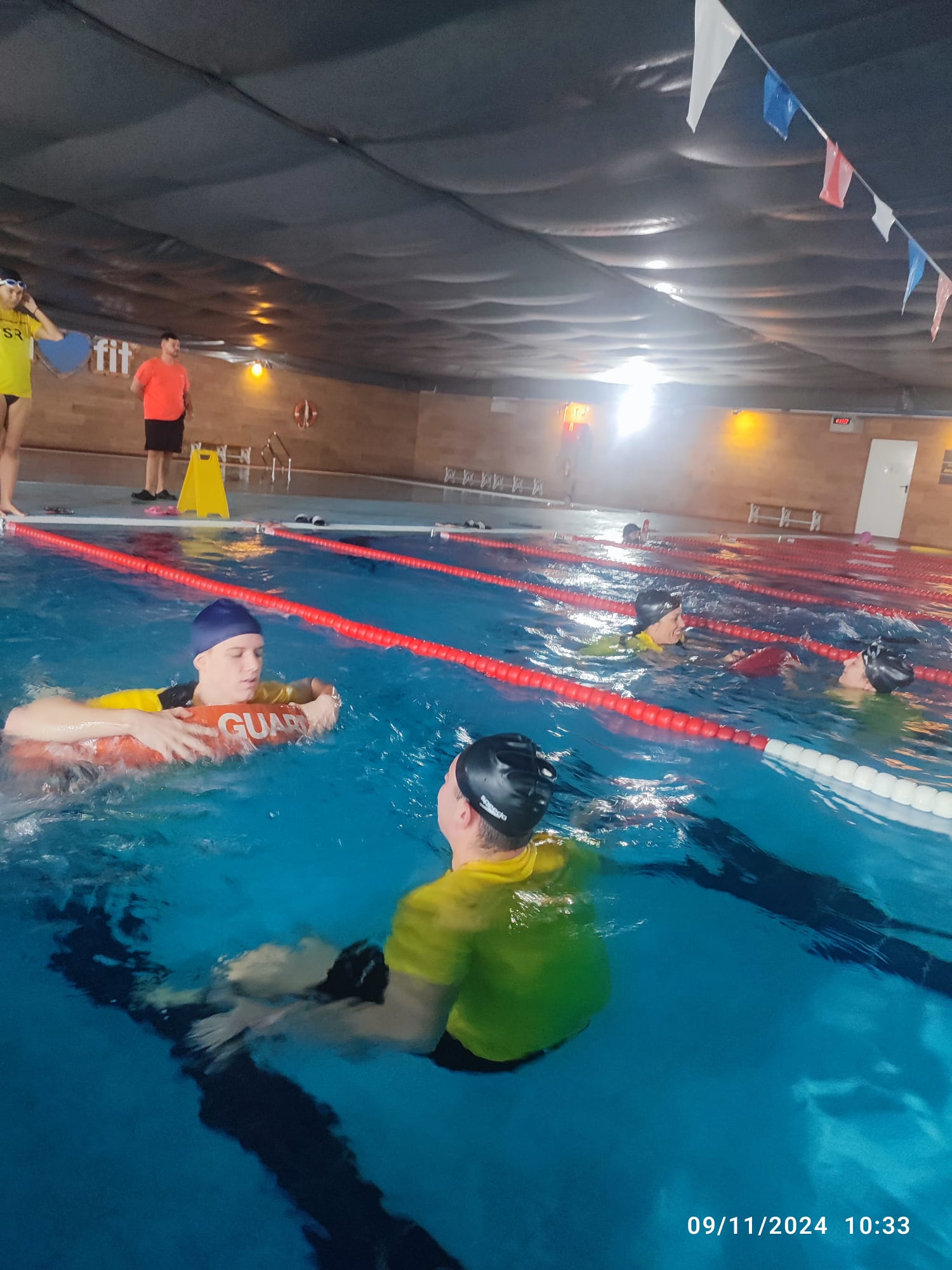 Descubre por qué el trabajo en equipo es clave en la seguridad acuática profesional.