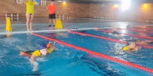 Conoce los accidentes más comunes en piscinas y playas y cómo los socorristas entrenan para prevenirlos.