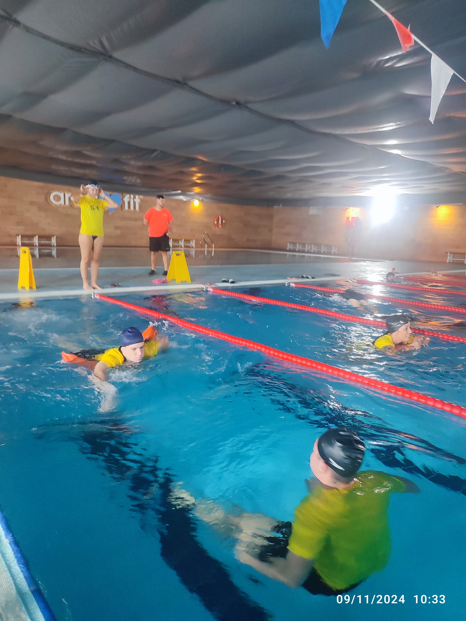 Conoce los accidentes más comunes en piscinas y playas y cómo los socorristas entrenan para prevenirlos.