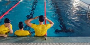Descubre cuánto dura realmente la formación de socorrista acuático, incluyendo práctica, primeros auxilios y reciclajes profesionales.
