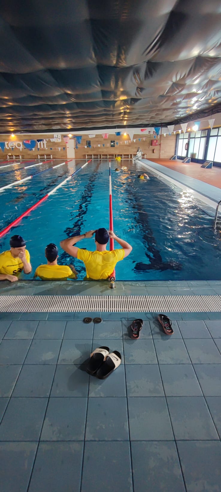 Descubre cuánto dura realmente la formación de socorrista acuático, incluyendo práctica, primeros auxilios y reciclajes profesionales.